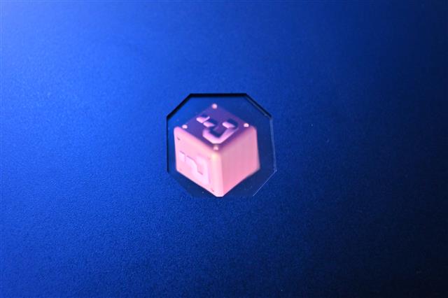 360度「環視光場式立體成像系統技術」，以高效能Micro LED顯示器整合高光學利用率之光學膜，肉眼直接就可以看到逼真的立體影像。