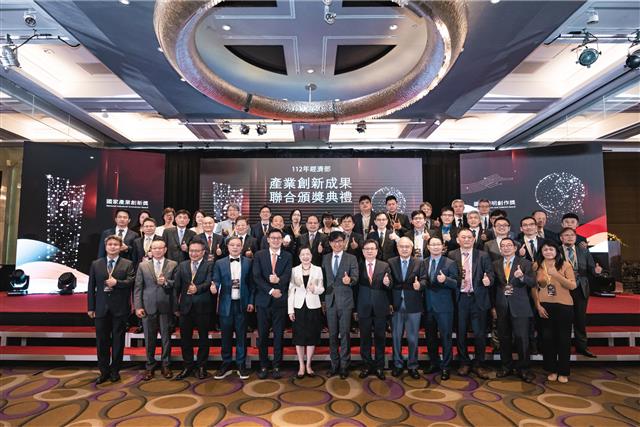 經濟部長王美花(前排左6)、經濟部技術處長邱求慧(前排左7)與第8屆經濟部國家產業創新獎得主合影。