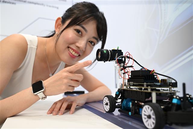 超高速動態視覺仿生感測技術，搭配特殊事件型相機+AI人工智慧演算法，運算時間小於1毫秒，可以比喻為「永遠不會被大谷翔平速球打到的機器人」技術。