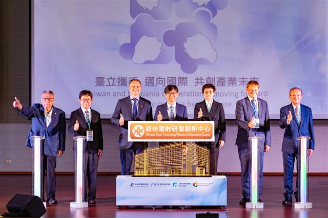 經濟部今日在工研院臺南六甲院區啟用「超快雷射研發創新中心」，未來將鎖定光電半導體、醫材及通訊等產業製程應用，助臺灣設備商搶攻30億元的「超快」商機。