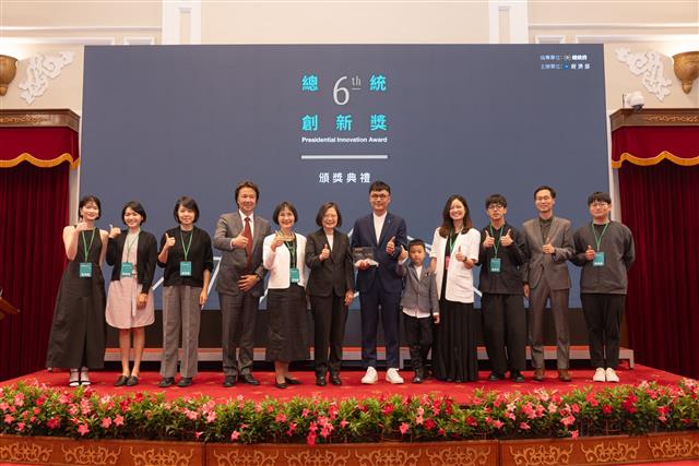總統與一般個人組獲獎者Bito甲蟲創意創辦人劉耕名及其觀禮來賓合影。