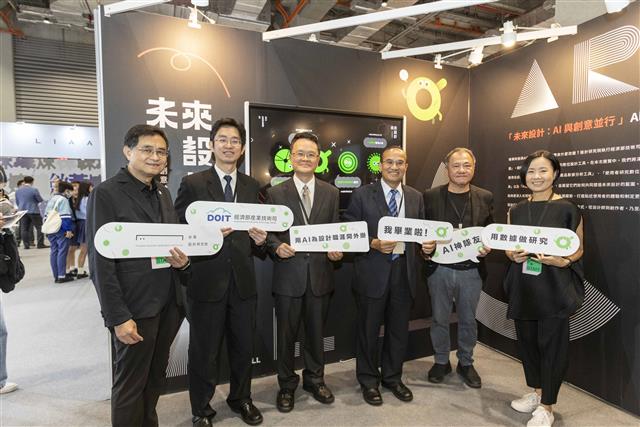 經濟部產業技術司簡任技正張能凱、智慧財產局局長廖承威、產業發展署署長連錦漳與台灣設計研究院代理院長林鑫保於未來設計展區合影。