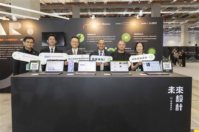 經濟部產業技術司簡任技正張能凱、智慧財產局局長廖承威、產業發展署署長連錦漳與台灣設計研究院代理院長林鑫保於展區合影。