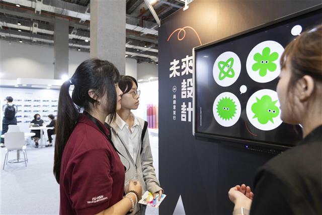 設計新銳學子們於未來設計展區現場體驗AI數位工具。