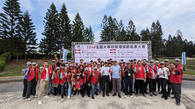 「第32屆全國大專校院環保節能車大賽暨第三屆科技新秀大賽」團隊合影