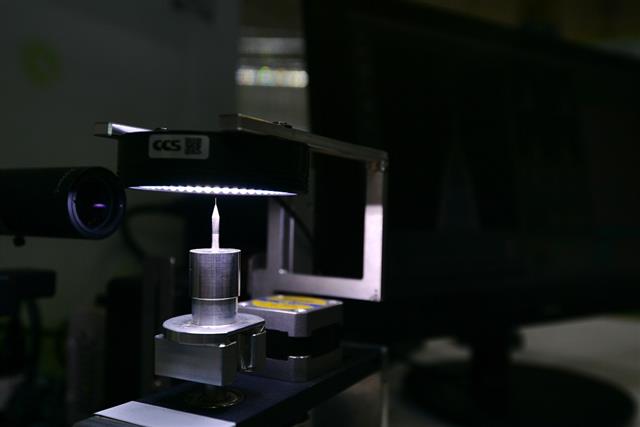 經濟部產業技術司展出「智慧非破壞鑽針檢測」採用AI智慧化分析技術結合機器視覺取像，將人工量測誤差率從5%減少至1%。