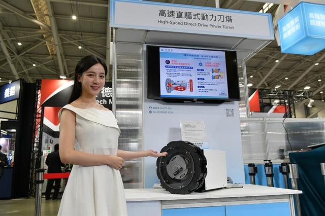 經濟部產業技術司展出的「高速直驅動力刀塔」縮短刀塔長度達27%、振動量減少46%，最高12,000轉的驚人轉速。
