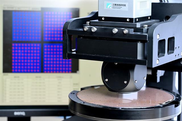 工研院「陣列視野&#215;奈米精度：次世代封裝高效檢測方案」，達成2x2多鏡頭自動化顯微校準