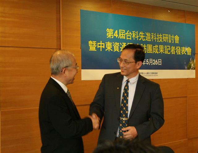 資策會執行長吳瑞北與華康科技董事長李振瀛。