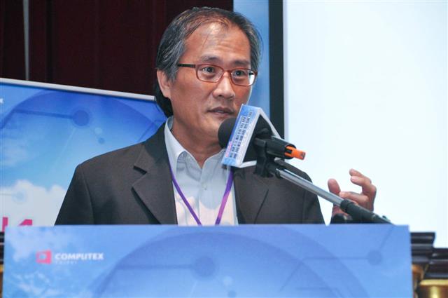 晶奇光電總經理吳世彬分享智慧眼鏡發展與趨勢。