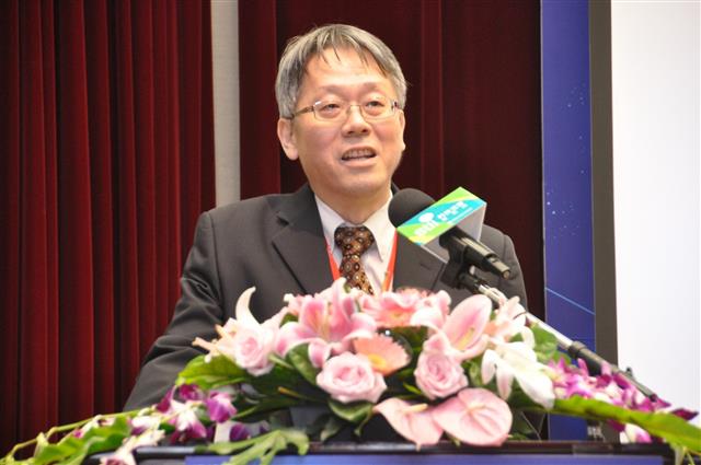 行政院科技會報執行秘書鐘嘉德致詞。