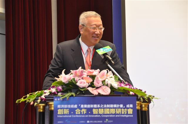 台灣區電機電子工業同業公會理事長郭台強致詞。
