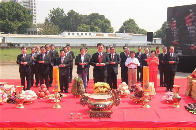 經濟部部長杜紫軍（首排中）帶領（前排左起）技術處處長林全能、中油董事長林聖忠、金屬中心董事長黃啟川、高雄市副市長李永得、工業區廠商聯合總會理事長蔡圖晉、前政委楊秋興、立委葉津鈴等貴賓參與祈福儀式。