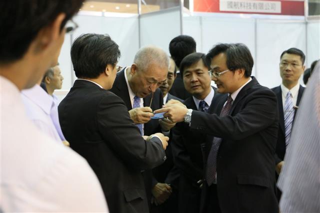 副總統吳敦義參觀華立捷科技，由總經理賴力弘介紹面射型高亮度雷射二極體之應用。