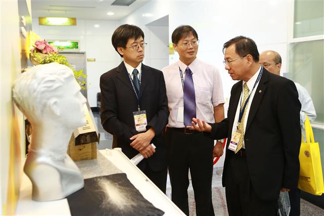 不織布公會理事長陳弘坤參觀成果展。