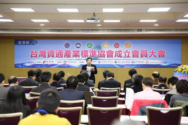 台灣資通產業標準協會成立會員大會籌備小組主席工研院資通所所長闕志克開場致詞。