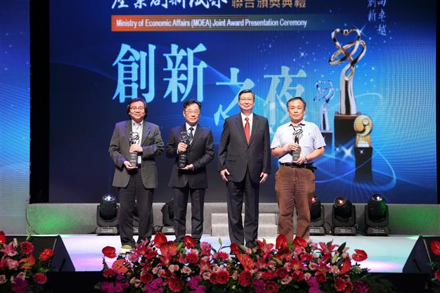 104年經濟部創新之夜卓次長與績優創新學術獎得主合影