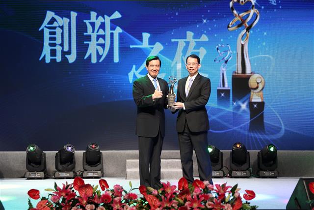 總統頒發卓越創新企業獎群創光電總經理王志超受獎照