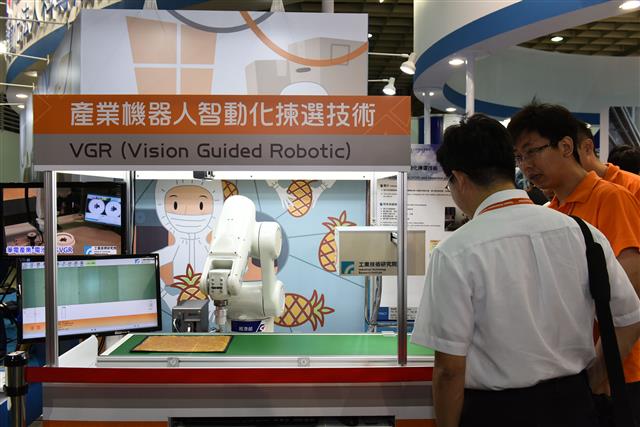 產業機器人智動化揀選技術，向參觀業者說明技術成果與推廣應用情形