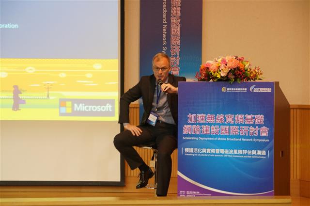 美國微軟公司Director, Mr. Paul Garnett分享「Using New Wireless Technologies to Empower Every Person on the Planet to Achieve More」