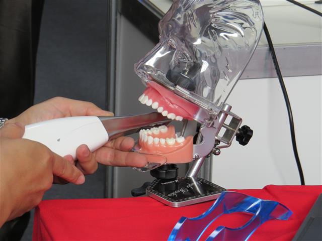 科專成果口內掃描系統操作及體驗示範