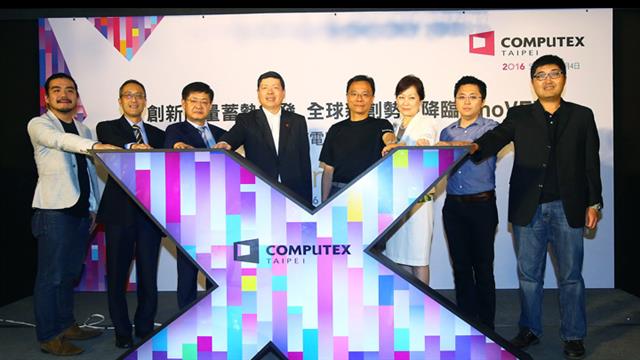 2016年COMPUTEX & INNOVEX新創記者會，左起Blocks董事兼創始合夥人Fred Chak、資策會創研所主任何偉光、KOTRA館長朴漢眞、外貿協會副秘書長葉明水、台北市電腦公會副總幹事張笠、時代基金會執行長趙如媛、HWTrek執行長王仁中、通用移動(GMobi) 行銷長王英明。