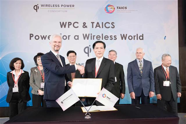 圖三、台灣資通產業標準協會 (TAICS)與無線充電聯盟(Wireless Power Consortium ; WPC) 共同簽署合作意向書，雙方將攜手致力發展無線充電技術標準 (簽約人代表左-無線充電聯盟主席Menno Treffers；右-台灣資通產業標準協會理事長曾鏘聲)