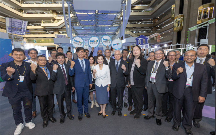 Minister of MOEA Wang, Mei-Hua (王美花) (center), SMESA Secretary-General (first row, second from left), VIPs and representatives of featured companies
