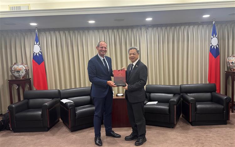 Minister Kung and Mr. Lutz Gullner, head of the European Economic and Trade Office exchange gifts after their meeting at the MOEA.