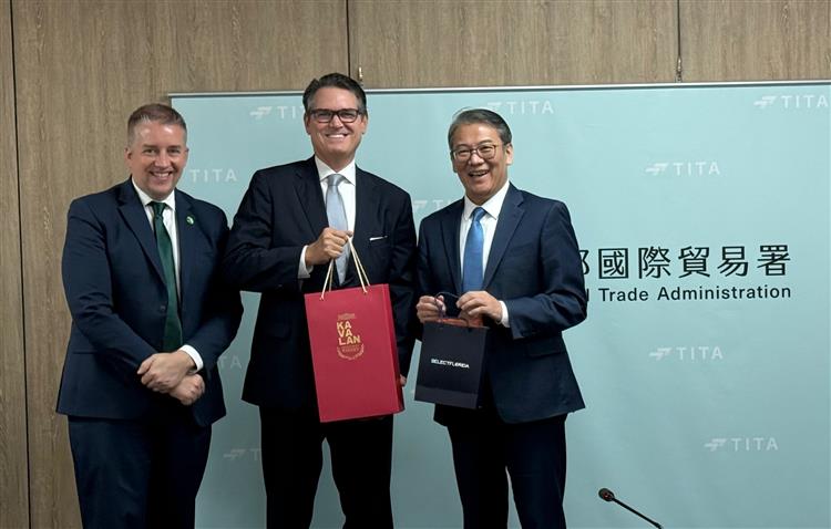 TITA Director General William Liu poses with Florida's Secretary of Commerce J. Alex Kelly and Secretary of State Cord Byrd of the Florida delegation