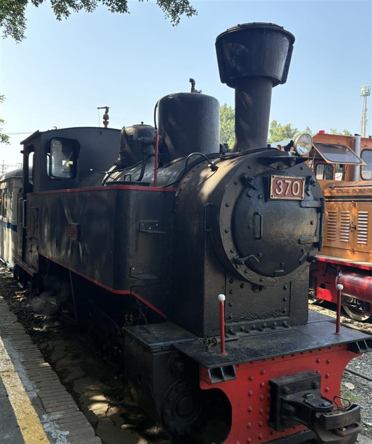 The SL-370 steam locomotive  is still running at Wushulin Cultural Park.
