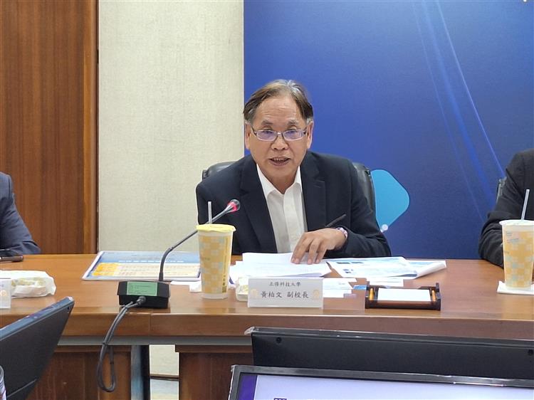 Vice President Huang Po-Wen of ChengShiu University presents the results of industry-academia collaboration and advisory programs.