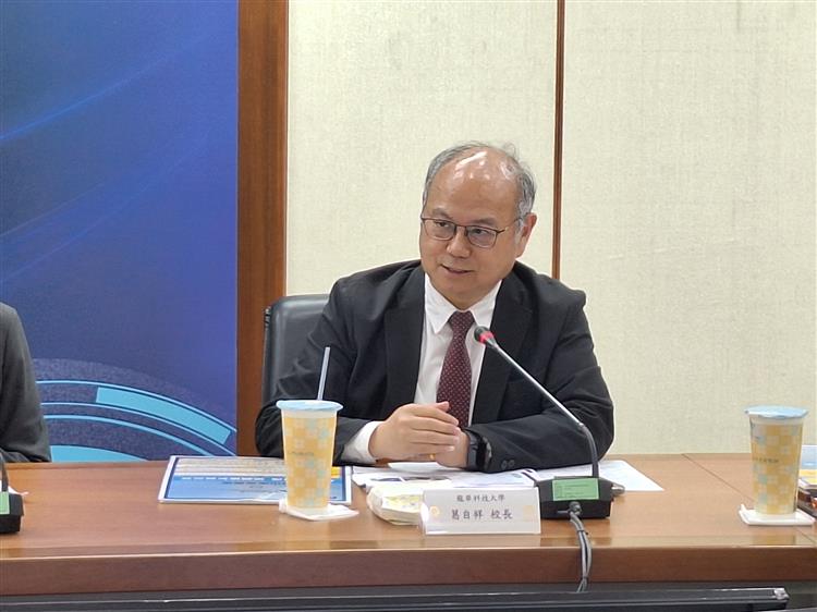 President Ko Tzu-Hsiang of Lunghwa University of Science and Technology presents the results of industry-academia collaboration and advisory programs.