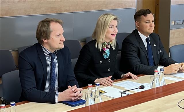 立陶宛交通暨通訊部次長Agnė Vaiciukevičiūtė (中)親自接待訪團。