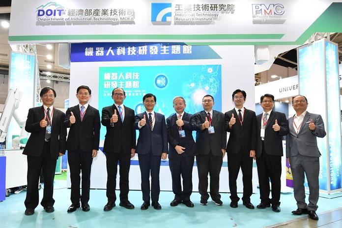 經濟部AI機器人三箭齊發 搶攻智慧醫療與製造新藍海！ 精準焊接效率倍增、醫檢人力減半、AI導航內視鏡進軍臺大醫院