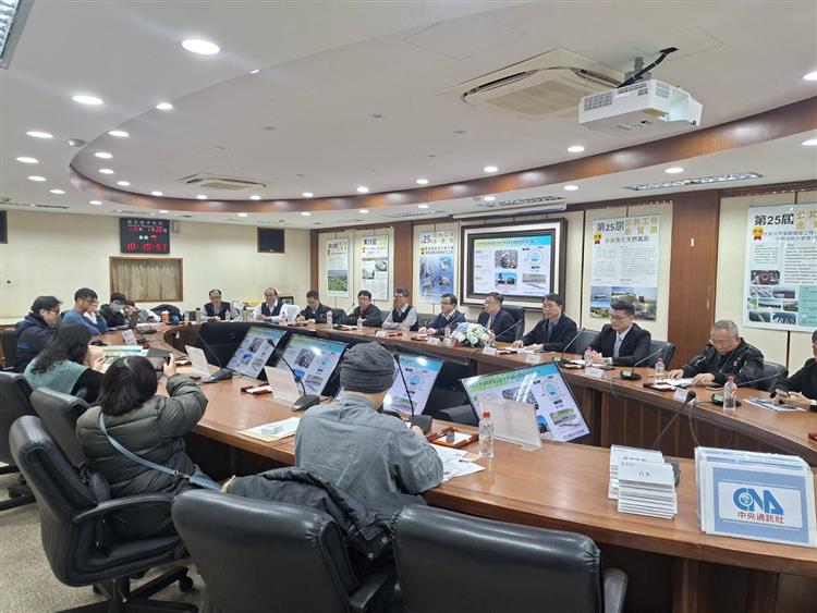 開啟彈跳視窗，連結到記者會現場多家媒體針對簡報內容提出問題,並由經濟部及獲獎單位回應說明(jpg檔)