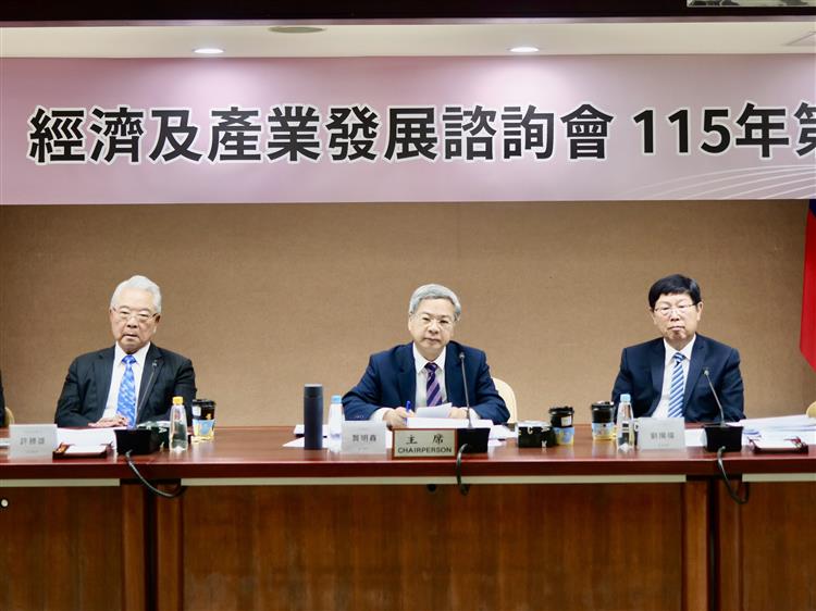 開啟彈跳視窗，連結到圖2說明：經諮會由經濟部龔部長擔任召集人，與共同召集人全國工業總會許勝雄榮譽理事長及台灣區電機電子工業同業公會劉揚偉理事長共同出席首場經諮會大會。(jpg檔)