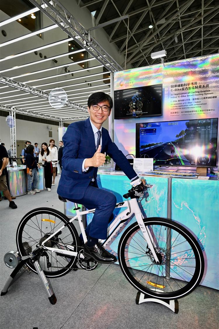 另開視窗，連結到自行車中心「騎乘運動科學應用：E-Bike室內智能騎乘系統」，將電動輔助自行車轉換為室內訓練器材，將騎乘資訊數據化，提升個人化精準運動之成效。(jpg檔)