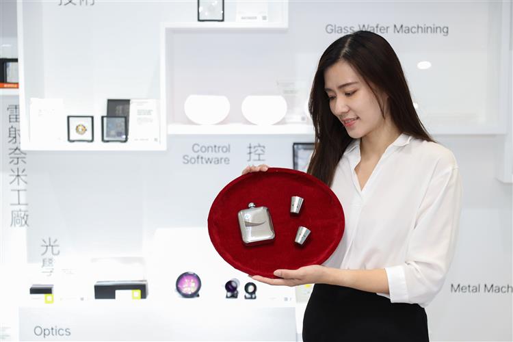 另開視窗，連結到超快雷射研發創新中心今日啟用，現場展示飛秒雷射設備於物質表面精準加工的技術。(jpg檔)