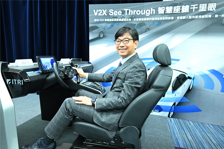 另開視窗，連結到工研院研發「V2X See through」技術，結合V2X車載通訊，透過車載裝置即可掌握前方車輛視角的行車影像，就像智慧座艙千里眼。(png檔)