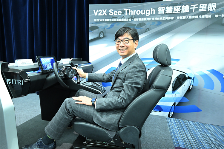 開啟彈跳視窗，連結到工研院研發「V2X See through」技術，結合V2X車載通訊，透過車載裝置即可掌握前方車輛視角的行車影像，就像智慧座艙千里眼。(png檔)