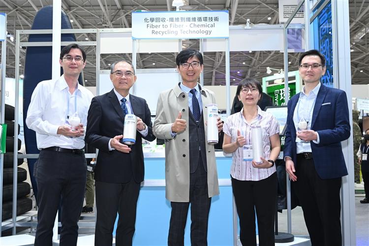 開啟彈跳視窗，連結到工研院「化學回收-纖維至纖維循環技術」採用100%再生聚酯化學回收技術。(jpg檔)