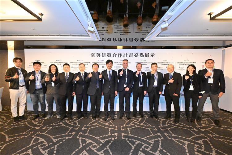 開啟彈跳視窗，連結到臺英雙方未來2年投入新臺幣6.5億元，共同投入化合物半導體、下世代通訊、綠色能源科技、生成式AI、低碳綠氫共九案的合作，可望開創超過新臺幣百億元產值。(jpg檔)