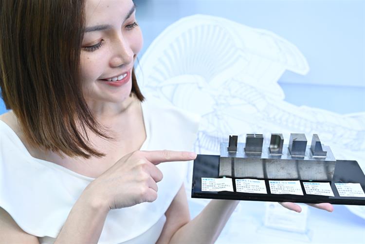 開啟彈跳視窗，連結到金屬中心開發「AI應用工具機航太級加工技術」，機台可以自動評估合適加工參數，改善原放電加工耗時由12小時，縮短至4小時內。(jpg檔)