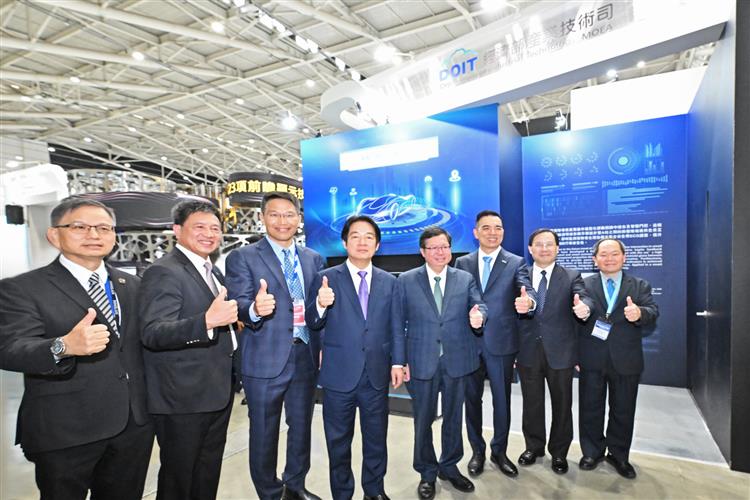 開啟彈跳視窗，連結到經濟部產業技術司24日在經濟部顯示科技主題館上，展出23項創新顯示技術，副總統賴清德特別蒞臨參觀，對於臺灣自主研發的尖端顯示科技給予正面肯定。(jpg檔)