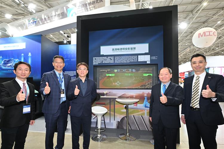 開啟彈跳視窗，連結到經濟部產業技術司攜手友達光電打造全球首創的「高清晰透明投影窗屏」，以光學微結構技術，使透明顯示器透光率超過83％、投影光利用率達到21％。(jpg檔)