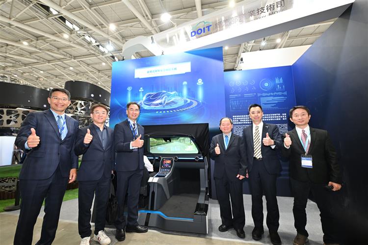 開啟彈跳視窗，連結到工研院與友達光電共同整合推出「車載透明全景顯示系統」，提供全景視野資訊，可清晰顯示車況、導航、交通狀況、駕駛生理狀況等多種資訊。(jpg檔)