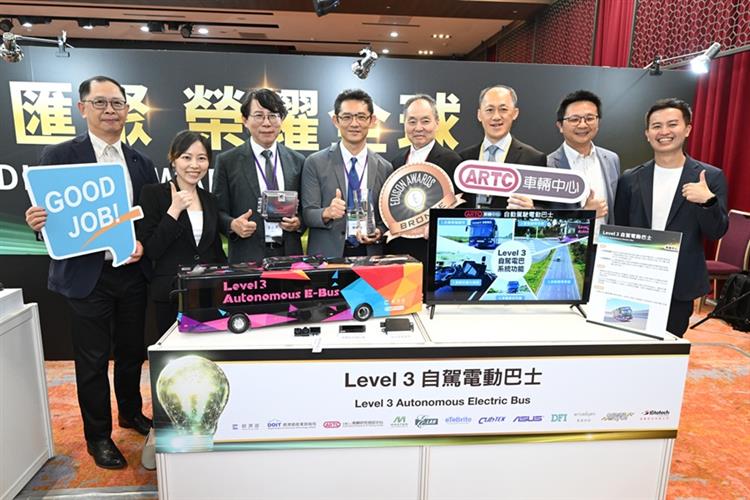 開啟彈跳視窗，連結到經濟部產業技術司補助車輛中心研發全臺第一輛「Level 3自駕電動巴士」，結合雷達感測與AI影像辨識實現車道置中、避障轉向及車道變換等五大自駕功能(jpg檔)