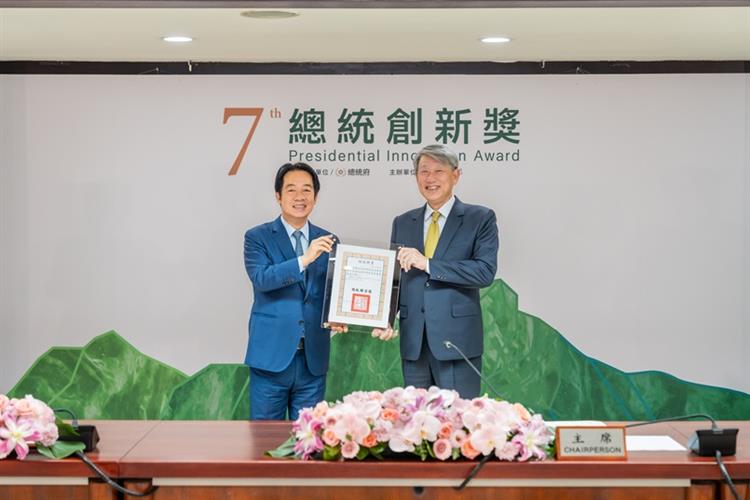 開啟彈跳視窗，連結到總統親授「總統創新獎」委員會委員聘書予經濟部長郭智輝(jpg檔)