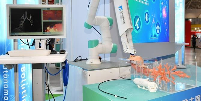 開啟彈跳視窗，連結到由工研院研發、全臺首創的「醫療內視鏡機器人」，無需體外穿刺大幅降低併發症，讓醫師不需穿厚重鉛衣即可遠端操控內視鏡執行肺部檢查，避免X光暴露與交叉感染。(jpg檔)